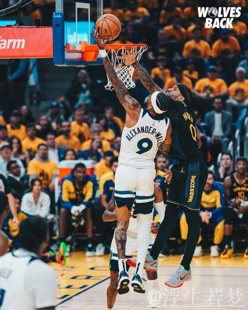 兰德尔半场16分钟砍下19分5篮板2助攻，命中率50%。